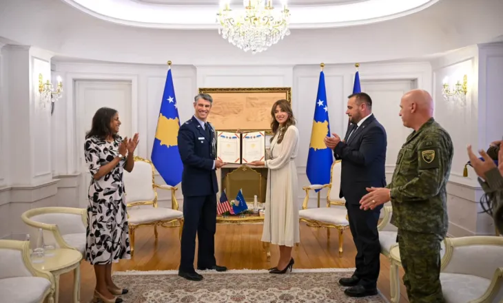 Haxhiu dekoron me Medaljen Presidenciale Ushtarake kolonelin A. J. Berg për kontributin në forcimin e partneritetit Kosovë–SHBA
