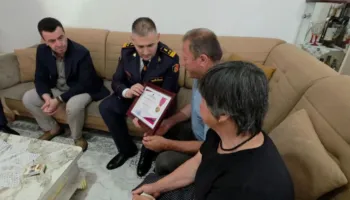 Hita në familjen e Dëshmorit Enea Mekolli, i dorëzon 70 mln lekë. Djali i tij merr statusin “Fëmijë në përkujdesje të Republikës”
