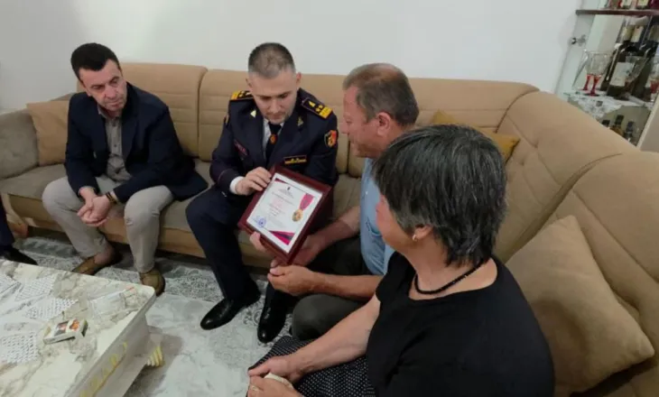 Hita në familjen e Dëshmorit Enea Mekolli, i dorëzon 70 mln lekë. Djali i tij merr statusin “Fëmijë në përkujdesje të Republikës”