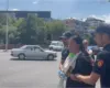 Hodhi vezë gjatë protestës para Kuvendit, policia shoqëron protestuesen