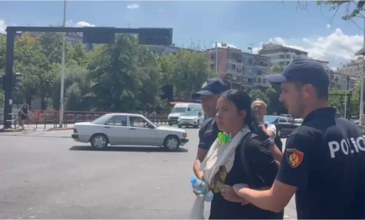 Hodhi vezë gjatë protestës para Kuvendit, policia shoqëron protestuesen