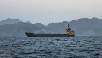 “Hormuzi në krizë, tarifat e kalimit rrezik për tregtinë globale”