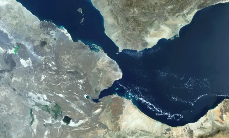 Houthit sulmojnë cisternat saudite në Detin e Kuq, çmimi i naftës ‘kërcen’ me 5% më tepër
