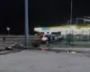 Humb kontrollin e makinës Mamurras, përplas disa automjete të parkuara dhe dëmton një pikë karburanti
