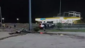 Humb kontrollin e makinës Mamurras, përplas disa automjete të parkuara dhe dëmton një pikë karburanti