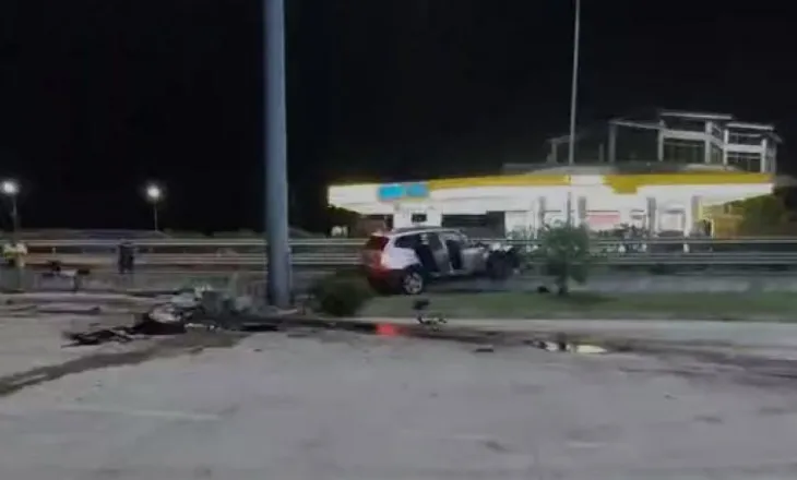 Humb kontrollin e makinës Mamurras, përplas disa automjete të parkuara dhe dëmton një pikë karburanti