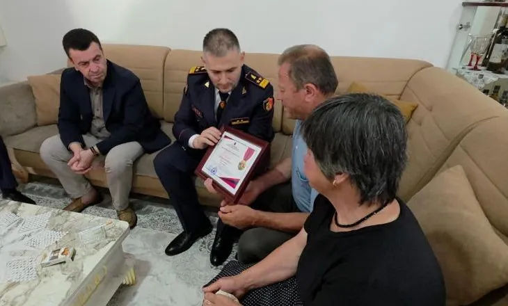 Humbi jetën në krye të detyrës/ Hita i dorëzon familjes së Enea Mekollit medaljen e mirënjohjes, djali i tij merr…