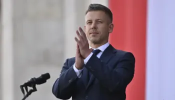 Hungaria çmonton sistemin e Orbanit, Magyar shfuqizon “trashëgiminë” e paraardhësit me ndryshime kushtetuese