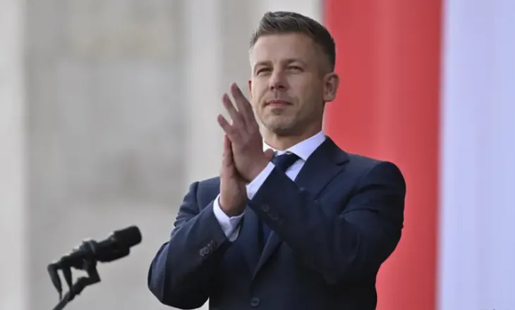 Hungaria çmonton sistemin e Orbanit, Magyar shfuqizon “trashëgiminë” e paraardhësit me ndryshime kushtetuese
