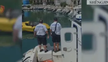 Hyri me skaf në zonën e pushuesve në Shëngjin, drejtuesi gjobitet me 500 mijë lekë dhe i bllokohet mjeti