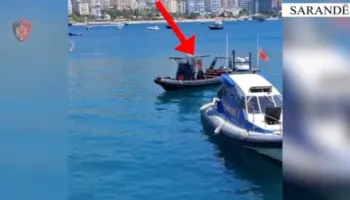 Hyri në zonën e rezervuar dhe rrezikoi pushuesit, gjobë për drejtuesin e gomones në Ksamil, i bllokohet mjeti lundrues