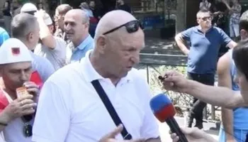 I biri u shoqërua gjatë protestës/ Babai i Gent Prognit: Shqiptarë, protestoni!