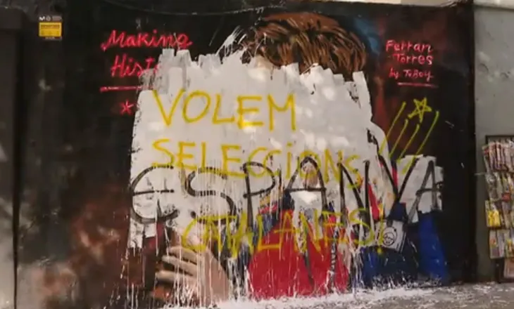 I dha Spanjës titullin e dytë botëror, vandalizohet në Barcelonë murali kushtuar Ferran Torresit
