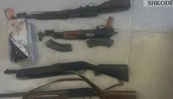 I gjenden armë dhe municion në banesë, arrestohet 21-vjeçari në Shkodër