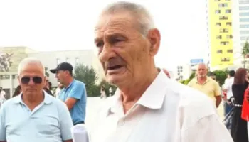 “I kam dokumentet, por s’mi japim lekët”/  I moshuari kërkon kompensimin…