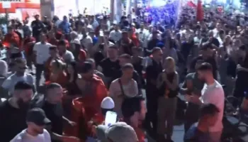 “I korruptuar”/ Marshimi në Tiranë, protestuesit ndalojnë pranë rrugës së Ambasadave, thirrje për dorëheqjen e Ramës
