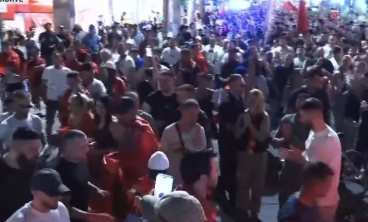 “I korruptuar”/ Marshimi në Tiranë, protestuesit ndalojnë pranë rrugës së Ambasadave, thirrje për dorëheqjen e Ramës