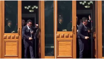 I përjashtuar nga Kuvendi, Agron Shehaj kërkon të futet në seancë, nxirret me dhunë nga garda