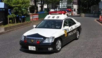 I qepi buzët me gjilpërë dhe pe shoqes së dhomës, arrestohet 49-vjeçarja në Tokyo, viktima kërkoi ndihmë me shkrim
