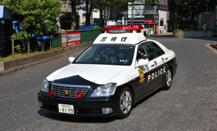 I qepi buzët me gjilpërë dhe pe shoqes së dhomës, arrestohet 49-vjeçarja në Tokyo, viktima kërkoi ndihmë me shkrim