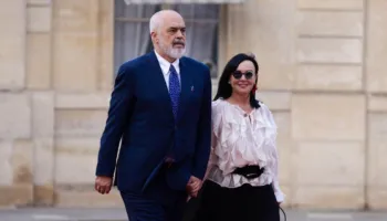 I shoqëruar nga bashkëshortja e tij, Rama ndan pamje nga darka zyrtare me Macron