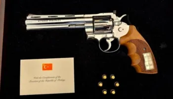 Ia dhuroi Erdogani! Revolveri i Edi Ramës do të vendoset në muzeun e Kryeministrisë