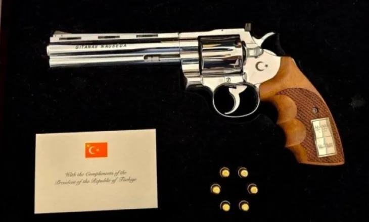 Ia dhuroi Erdogani! Revolveri i Edi Ramës do të vendoset në muzeun e Kryeministrisë