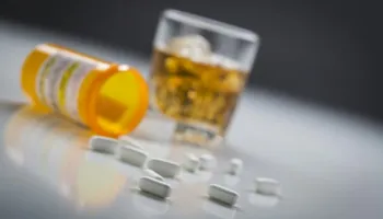 Ilaçet që nuk duhen kombinuar me alkool – edhe një gotë verë mund të jetë e rrezikshme