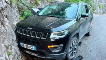 Incident në rrugën e Dukagjinit, gurët bien mbi makinën e turistëve