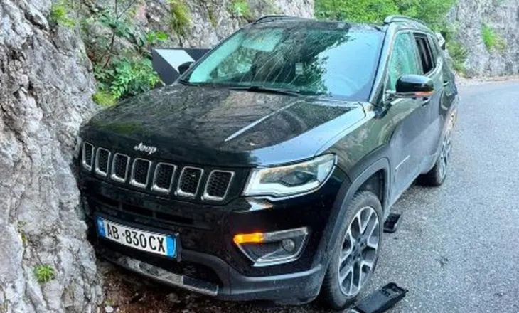 Incident në rrugën e Dukagjinit, gurët bien mbi makinën e turistëve