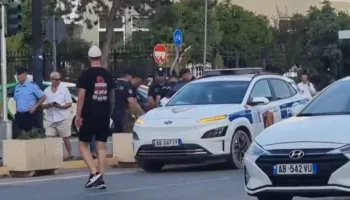 Incident para Kryeministrisë/ Qytetari proteston afër makinës së Ramës, policia e arreston