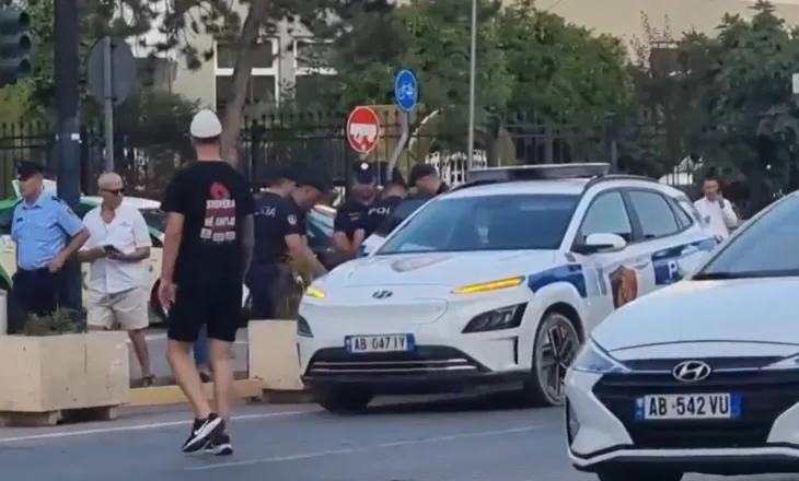 Incident para Kryeministrisë/ Qytetari proteston afër makinës së Ramës, policia e arreston