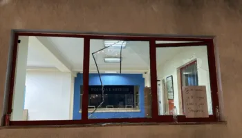 Incidente në mesnatë gjatë tubimit, protestuesit thyejnë xhamat e komisariatit