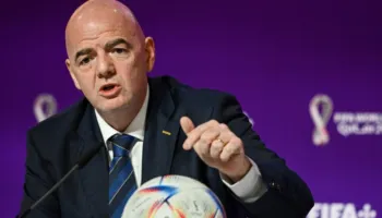 “Infantino të largohet sot”, shpërthen revolta pas faljes së Balogun, UEFA sulmon FIFA-n