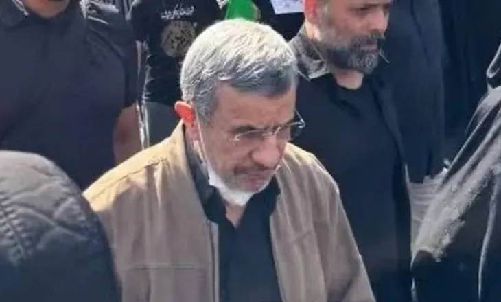 Iran, Ahmadinexhad shfaqet papritur në funeralin e Khameneit