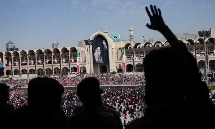 Iran, nis zyrtarisht ceremonia 6-ditore e varrimit të Khameneit