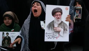 Irani përcjell Ali Khamenein, ceremonia mortore për Ajetollahun do të zgjasë gjashtë ditë