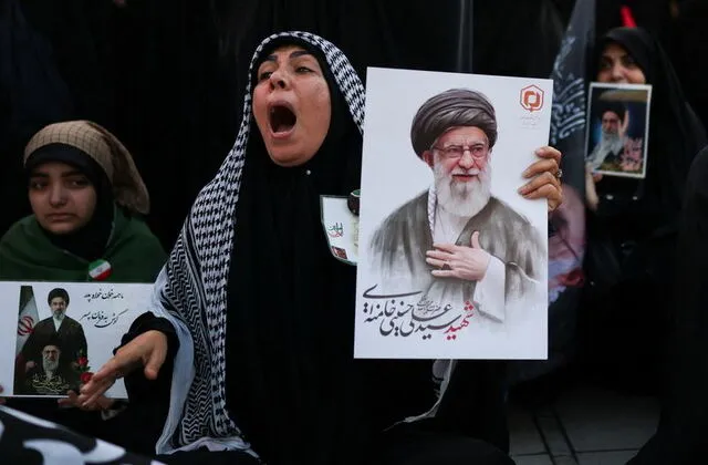 Irani përcjell Ali Khamenein, ceremonia mortore për Ajetollahun do të zgjasë gjashtë ditë