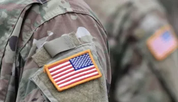 Irani vret dy ushtarë amerikanë pas sulmeve me raketa, një tjetër i zhdukur