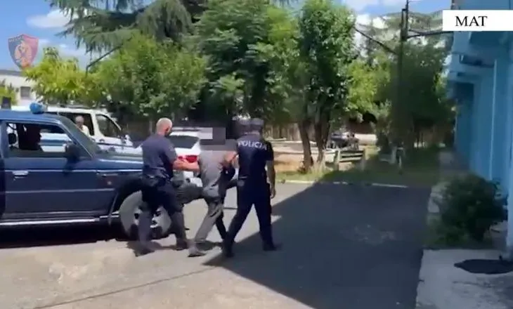 Iu gjet pushka në shtëpi, arrestohet 40-vjeçari në Mat, kishte precedent për armë pa leje