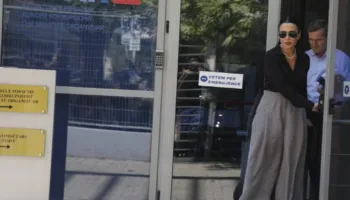 Iu komunikuan akuzat e reja dhe zgjatja e hetimeve, Belinda Balluku “kyç” gojën për gazetarët kur del nga SPAK-u