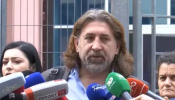 “Jam dhe mbetem pjesë e protestës”/ Reagon avokati Matlija: Distancohem qartë nga mikrofoni dhe përfaqësimi i vetëshpallur
