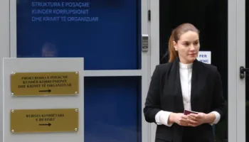 “Jam me leje lindje”/ Ajola Xoxa kërkon pezullimin e gjykimit me 63 ditë: Dua të jem vetë në seancë, s’autorizoj…