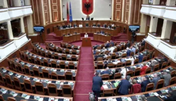 Jashtë protestë dhe përplasje, nis seanca plenare, PD bojkoton