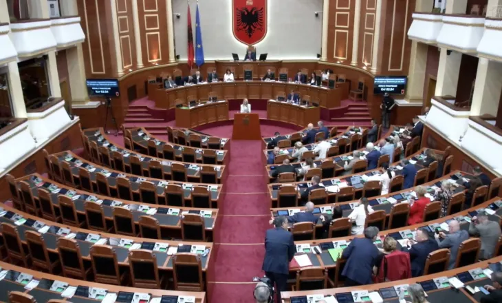 Jashtë protestë dhe përplasje, nis seanca plenare, PD bojkoton