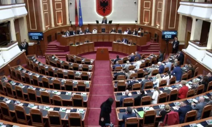 Jashtë protestojnë qytetarët, PS nis seancën plenare në Kuvend