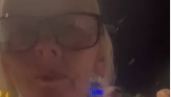 “Jemi shumë krenar për ju”/ Turistet nga Australia i bashkohen marshimit në Tiranë: Po bëni një punë të mrekullueshme