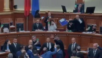 “Jep dorëheqjen”/ Tensione në Kuvend, Bardhi tenton të lagë me ujë Ramën, Peleshi e përjashton!