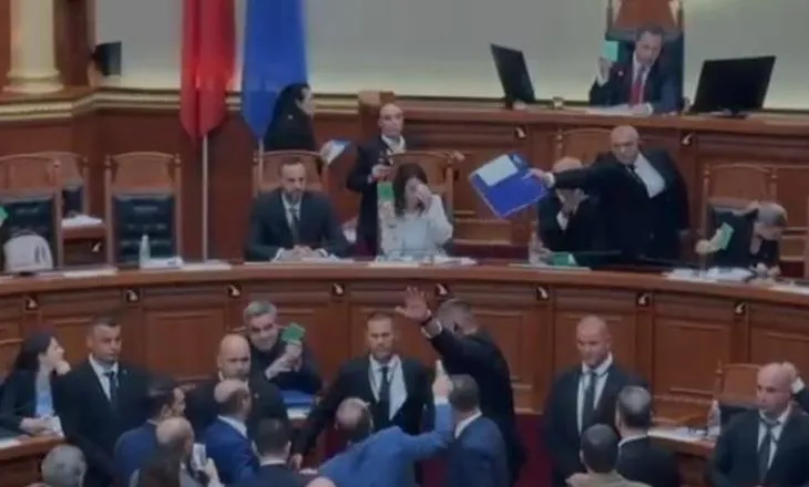 “Jep dorëheqjen”/ Tensione në Kuvend, Bardhi tenton të lagë me ujë Ramën, Peleshi e përjashton!