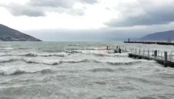 “Jo mjete të vogla lundruese në det”/ Përkeqësohen kushtet hidrometeorologjike në Vlorë, njoftohen masat